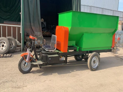 牛羊電動(dòng)喂料車的構(gòu)造