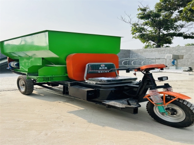 羊場(chǎng)主的選擇，電動(dòng)撒料車(chē)已經(jīng)準(zhǔn)備好！