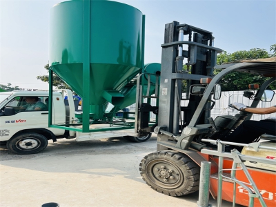 立式飼料機(jī)組發(fā)貨