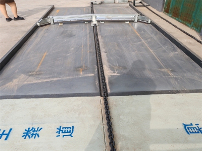 《牛場自動刮糞機：改變牛場命運的》