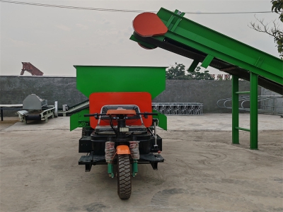 農(nóng)場主張先生試用電動撒料車效果明顯